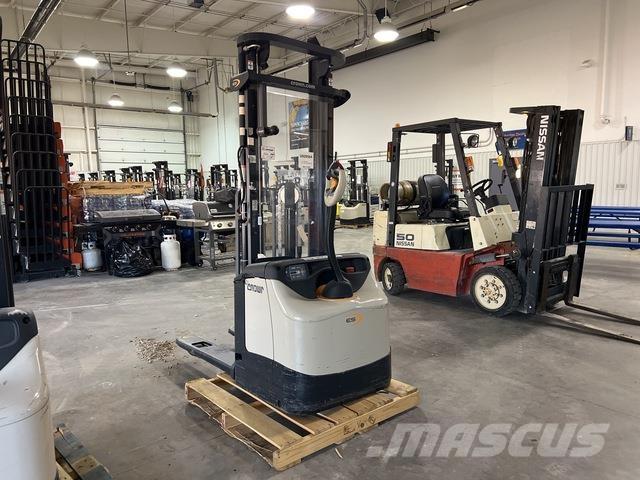 Crown ES 4000 보행식 리치 지게차