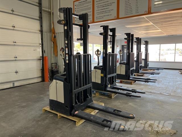 Crown ES 4000 보행식 리치 지게차