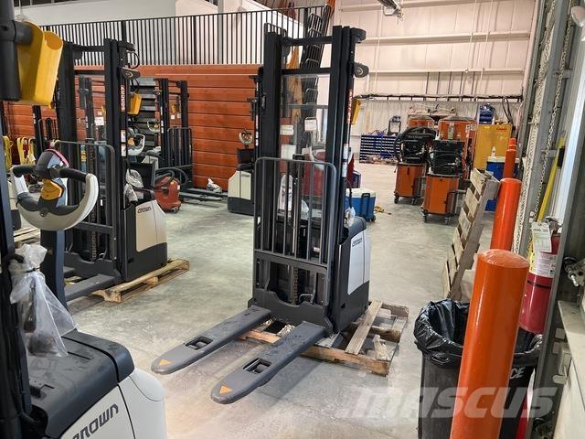 Crown ES 4000 보행식 리치 지게차