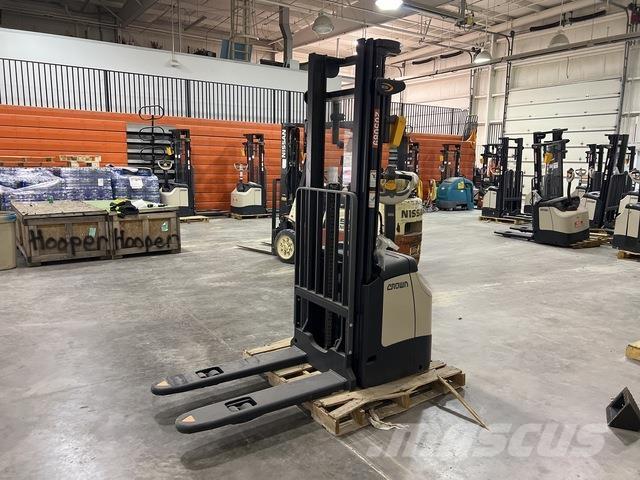 Crown ES 4000 보행식 리치 지게차