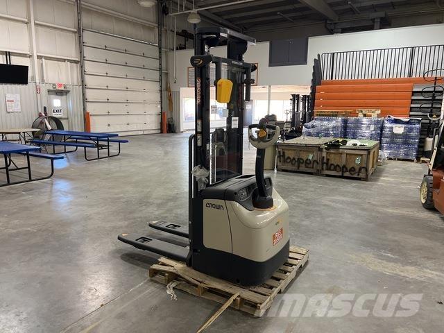 Crown ES 4000 보행식 리치 지게차