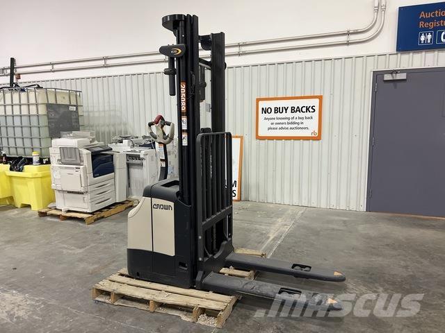 Crown ES 4000 보행식 리치 지게차