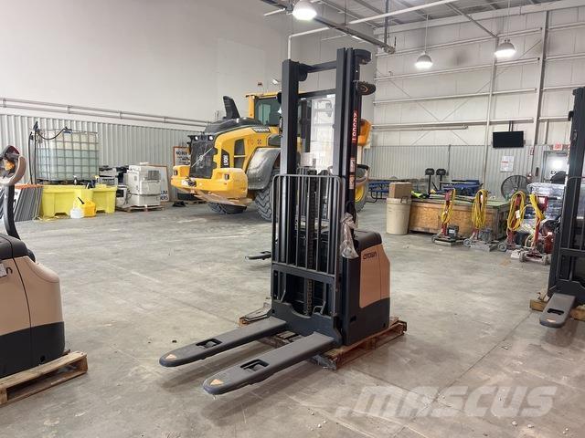 Crown ES 4000 보행식 리치 지게차