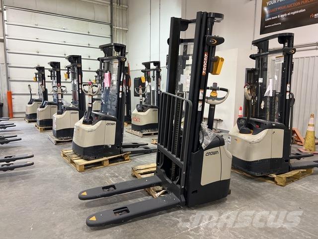 Crown ES 4000 보행식 리치 지게차