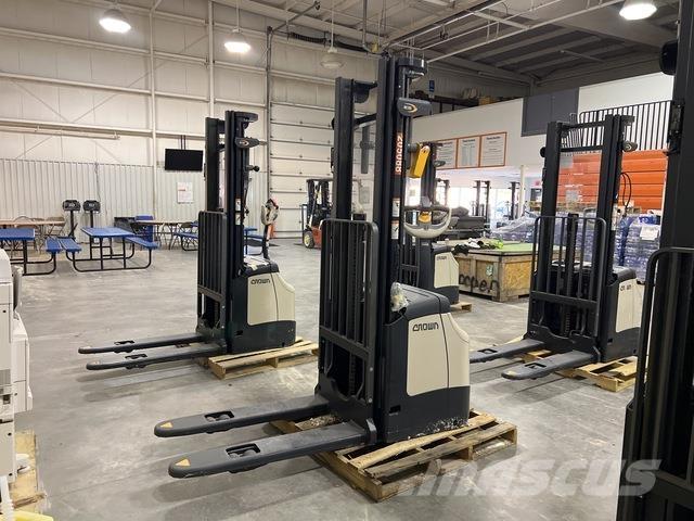 Crown ES 4000 보행식 리치 지게차