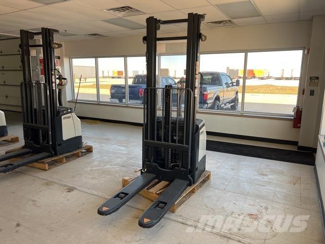 Crown ES 4000 보행식 리치 지게차