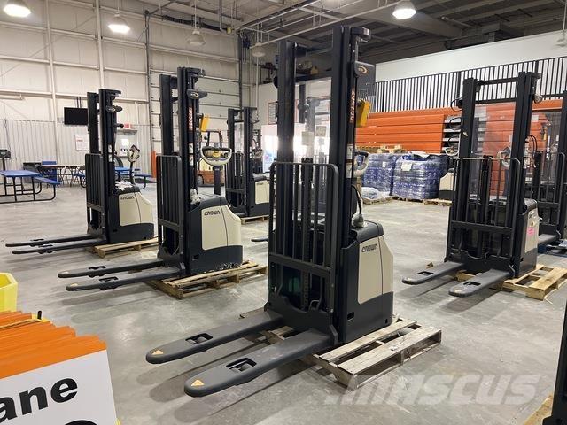 Crown ES 4000 보행식 리치 지게차