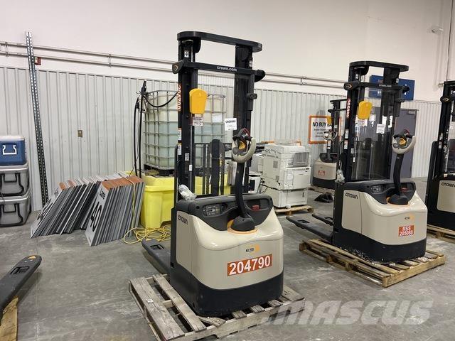 Crown ES 4000 보행식 리치 지게차