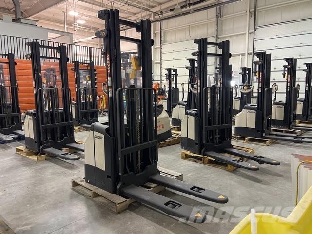 Crown ES 4000 보행식 리치 지게차