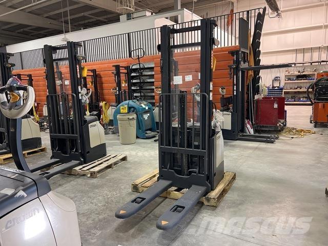 Crown ES 4000 보행식 리치 지게차