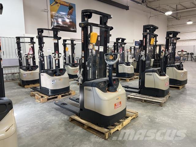 Crown ES 4000 보행식 리치 지게차