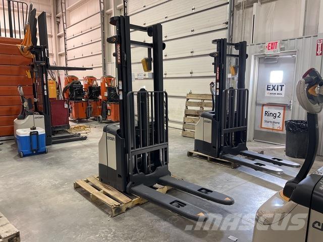 Crown ES 4000 보행식 리치 지게차