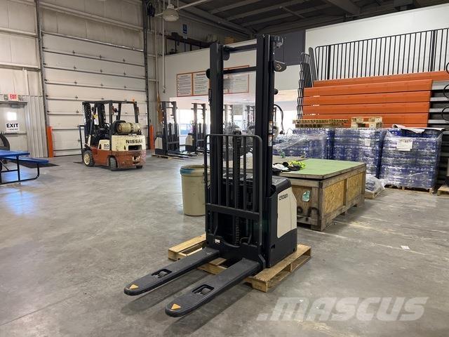 Crown ES 4000 보행식 리치 지게차