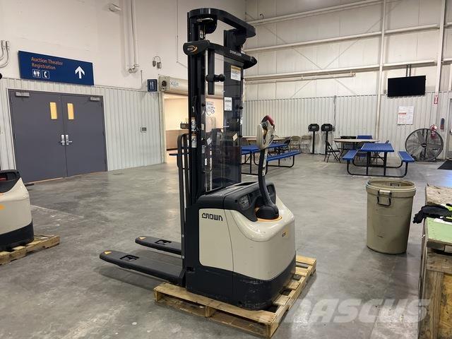 Crown ES 4000 보행식 리치 지게차