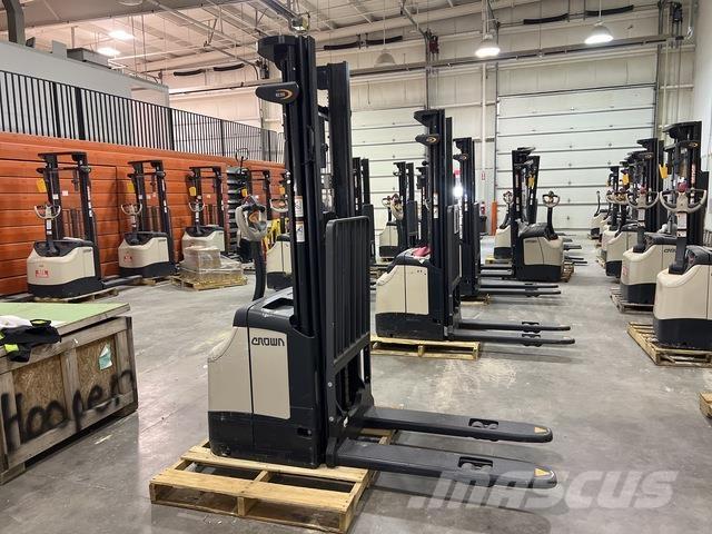 Crown ES 4000 보행식 리치 지게차