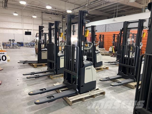 Crown ES 4000 보행식 리치 지게차