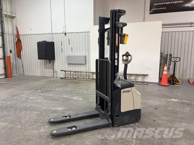 Crown ES 4000 보행식 리치 지게차