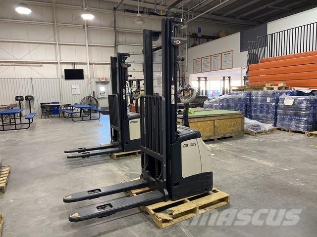 Crown ES 4000 보행식 리치 지게차