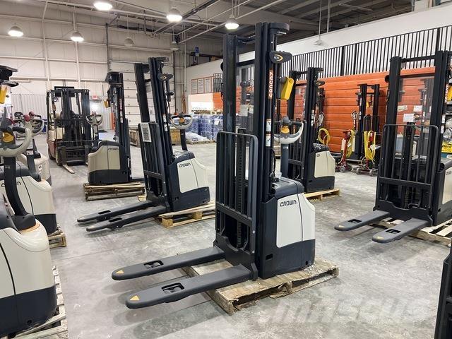 Crown ES 4000 보행식 리치 지게차