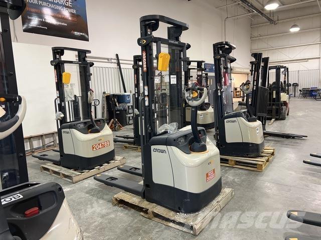 Crown ES 4000 보행식 리치 지게차