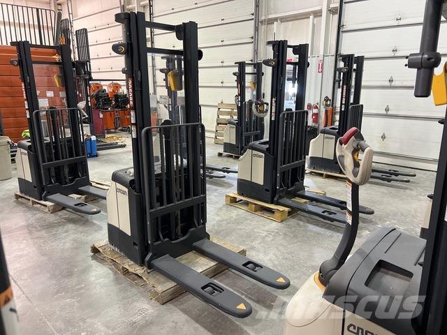 Crown ES 4000 보행식 리치 지게차