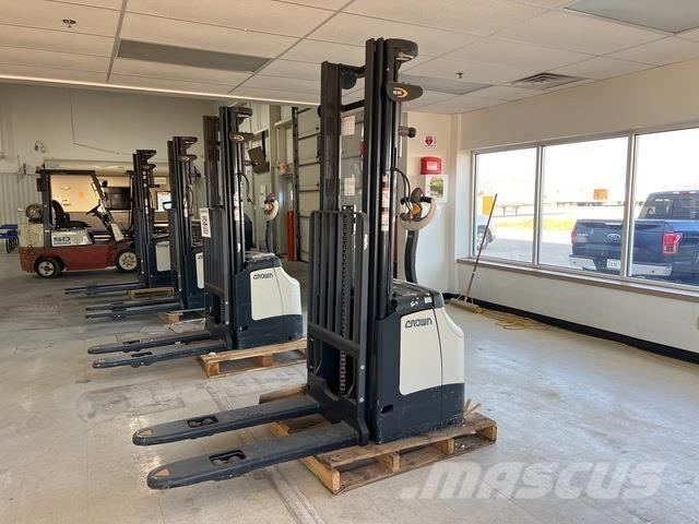 Crown ES 4000 보행식 리치 지게차