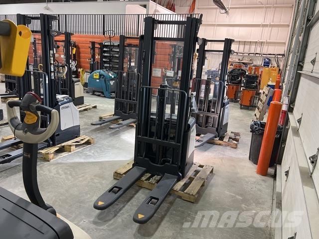 Crown ES 4000 보행식 리치 지게차