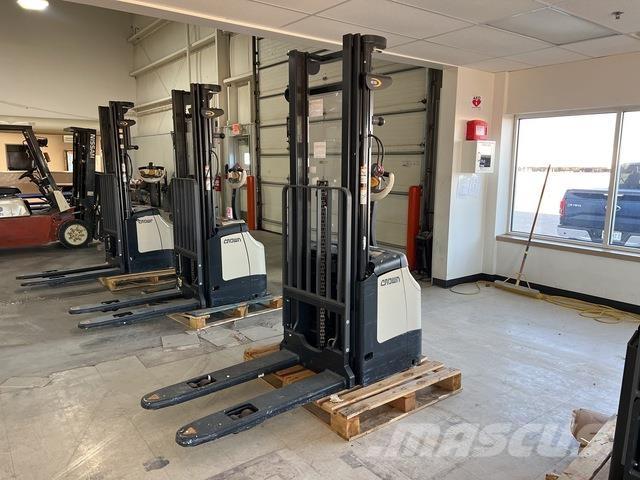 Crown ES 4000 보행식 리치 지게차