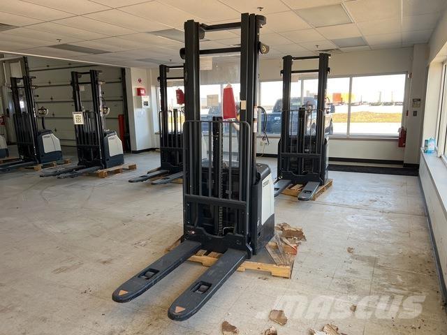 Crown ES 4000 보행식 리치 지게차