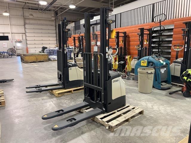 Crown ES 4000 보행식 리치 지게차