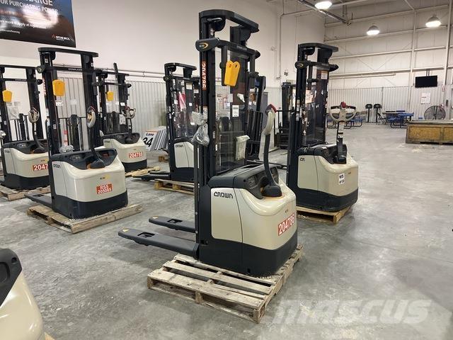 Crown ES 4000 보행식 리치 지게차