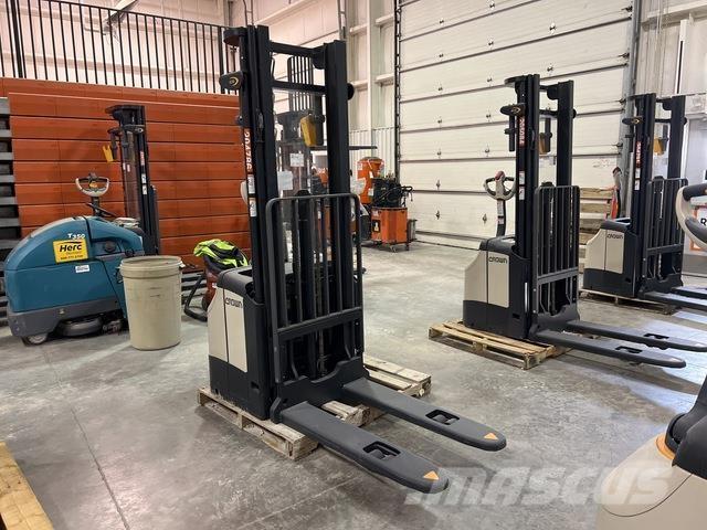 Crown ES 4000 보행식 리치 지게차