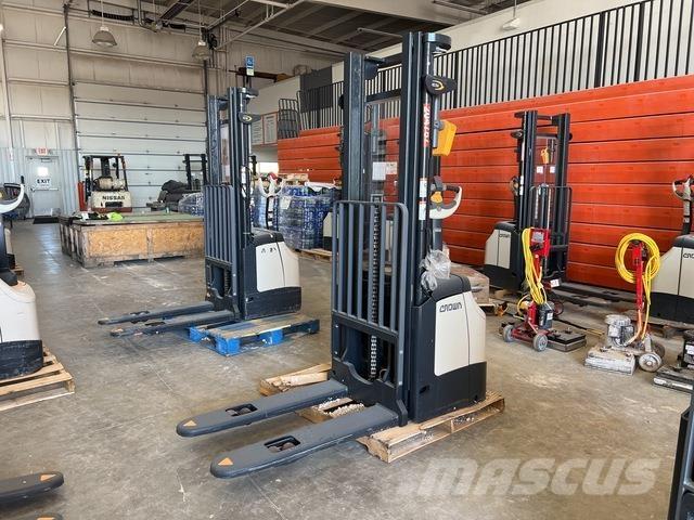 Crown ES 4000 보행식 리치 지게차