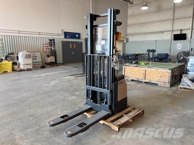 Crown ES 4000 보행식 리치 지게차