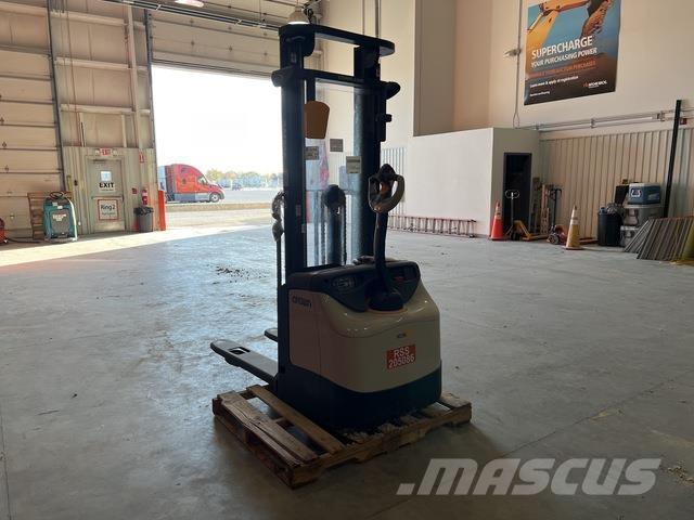 Crown ES 4000 보행식 리치 지게차