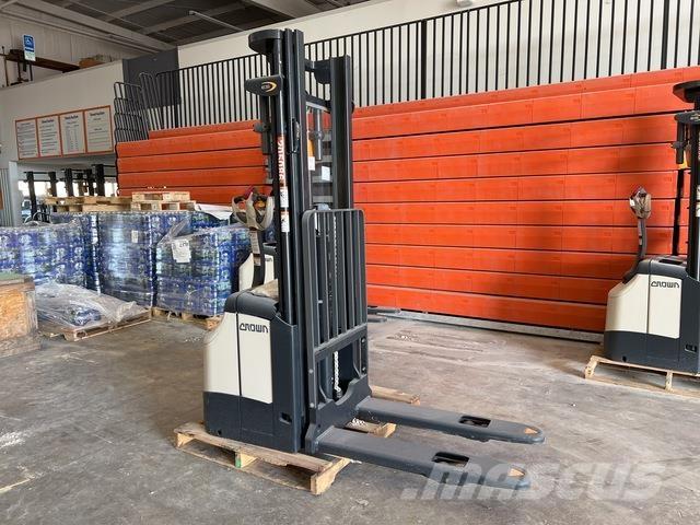 Crown ES 4000 보행식 리치 지게차