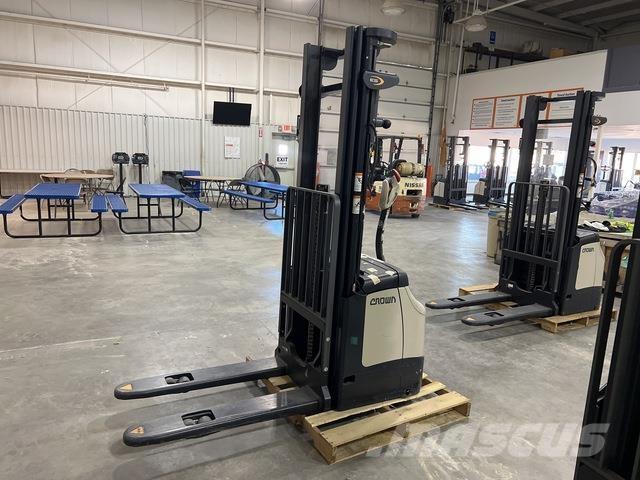 Crown ES 4000 보행식 리치 지게차