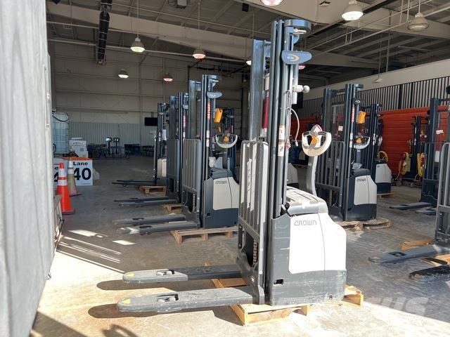 Crown ES 4000 보행식 리치 지게차