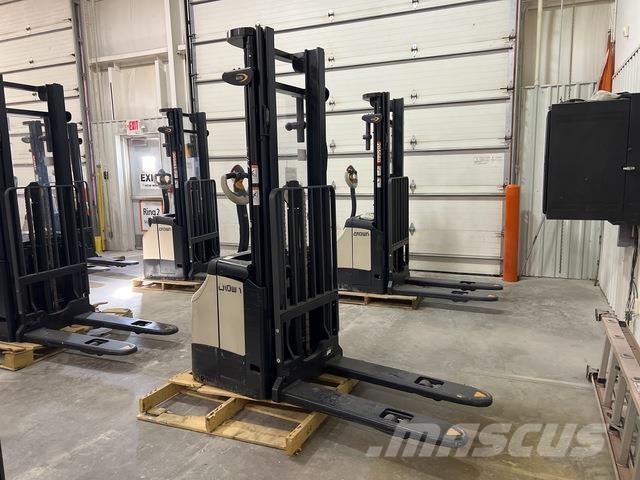 Crown ES 4000 보행식 리치 지게차