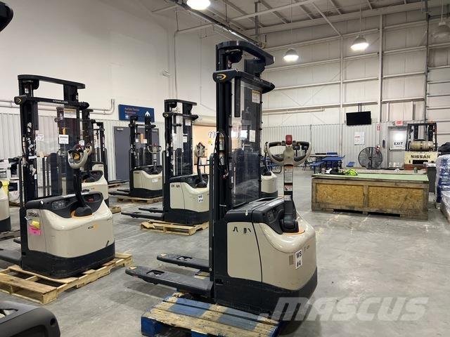 Crown ES 4000 보행식 리치 지게차