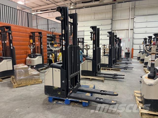 Crown ES 4000 보행식 리치 지게차