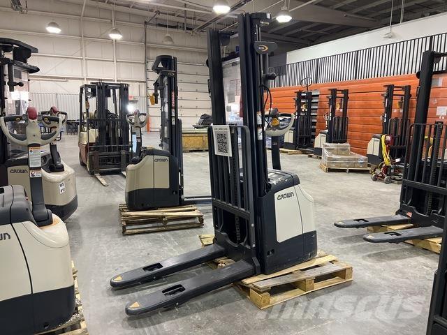 Crown ES 4000 보행식 리치 지게차