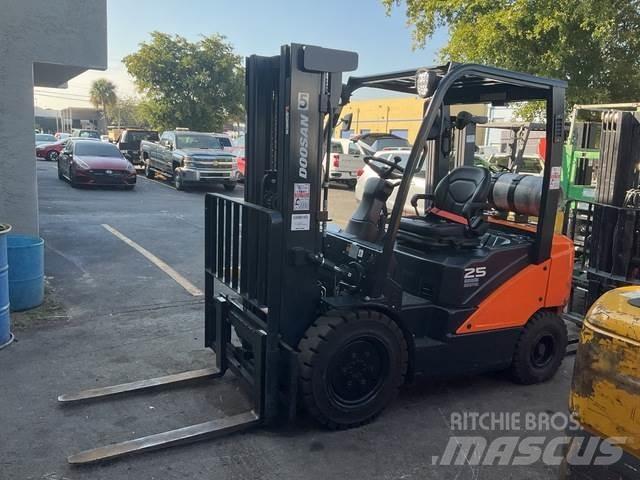 Doosan G25E-7 건설 장비 - 기타
