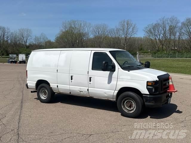Ford E-350 패널 화물차