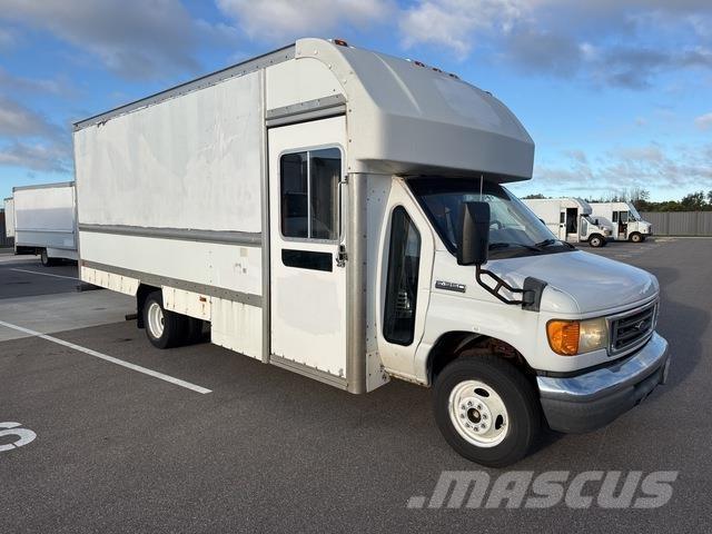 Ford E-350 탑차 트럭
