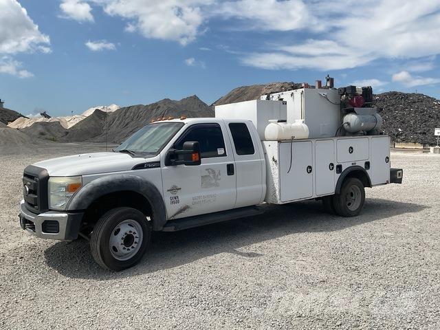 Ford F-550 탱커 트럭
