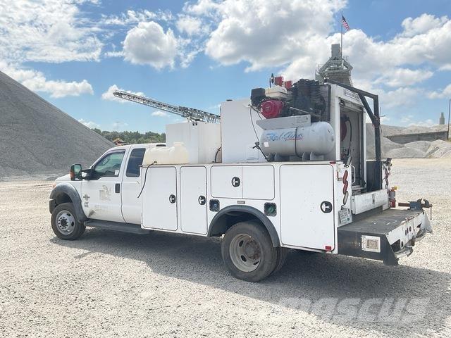 Ford F-550 탱커 트럭