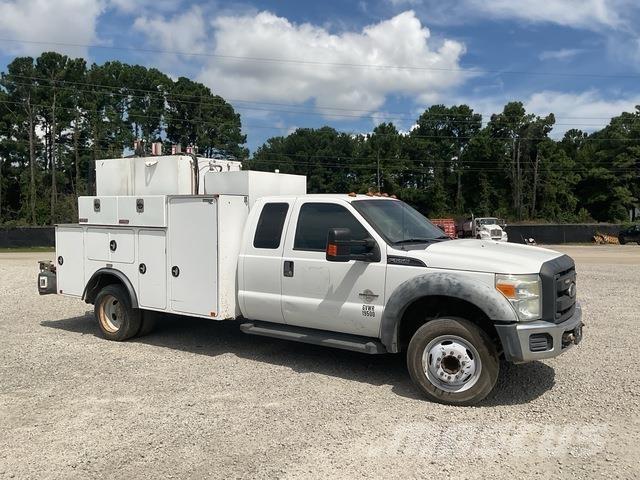 Ford F-550 탱커 트럭