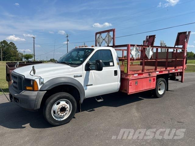 Ford F-550 플랫베드/드롭사이드 트럭