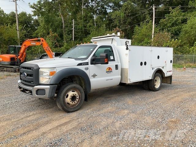 Ford F-550 탱커 트럭